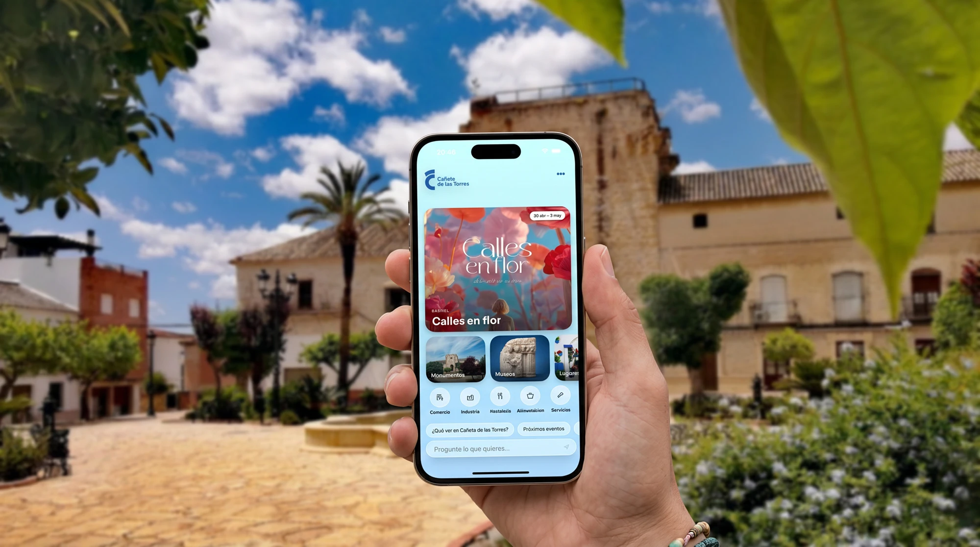 La app de Cañete de las Torres funcionando en un iPhone real en la plaza del pueblo
